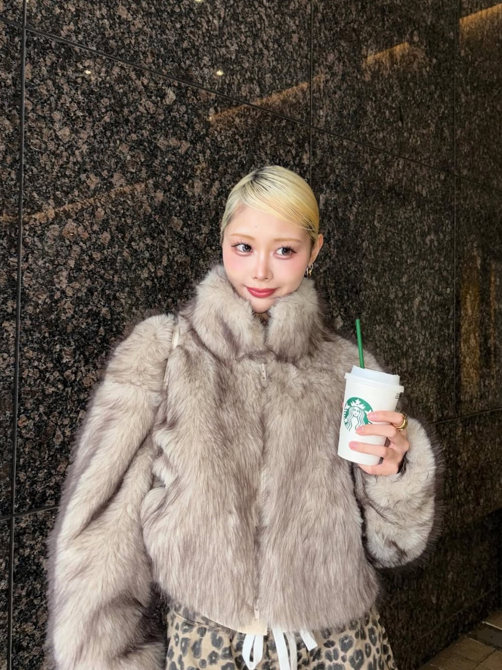 ベージュ系のその他アウターを着用したレディースの秋コーディネートの1枚目の写真