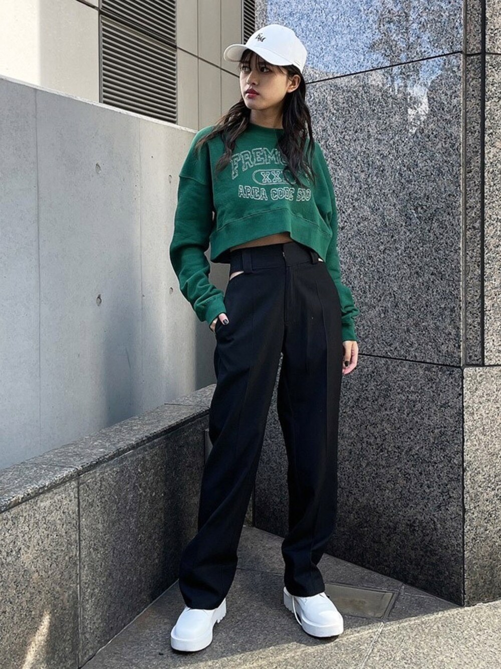 「春服みてみて、リラックススタイル、キャップ、スニーカーコーデ、シンプル、グリーン、ストリート、カジュアル、カッティング、カラー×コーデ、ストリートMIX」｜「ENVYMのＥＶＭ ＣＡＰ（キャップ、ホワイト系）」を使った、envym_officialさん（レディース・160cm）の春コーディネートの1枚目の写真