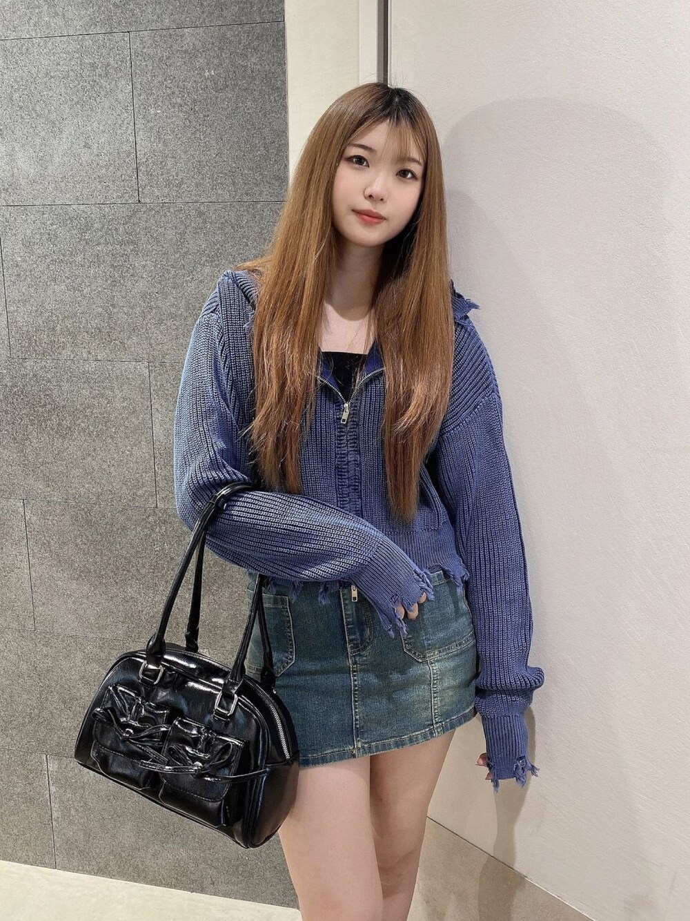 「ENVYMのジップダメージニットショートパーカー（カーディガン/ボレロ、ブルー系）」を使った、envym_officialさん（レディース・165cm）の秋コーディネートの1枚目の写真