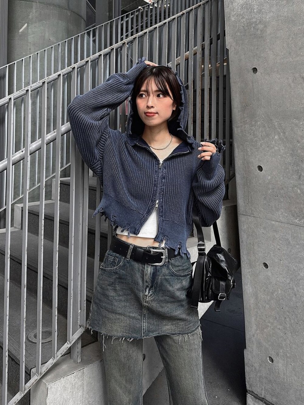 ブルー系のカーディガン/ボレロ、ブルー系のデニムパンツを着用したレディースの秋コーディネートの1枚目の写真