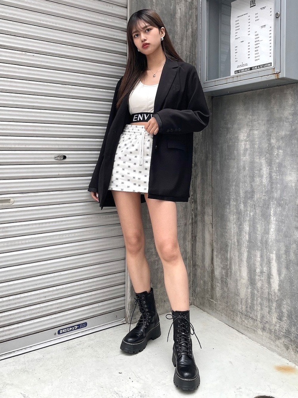 「ENVYM、ENVYMコーデ、オトナ女子、ゆるコーデ、春カラー、春、カジュアルコーデ、テーラードジャケット、スウェットコーデ、オトナカワイイ、雨の日コーデ、ブラック、総ロゴ、韓国ファッション、タイトスカート」｜「ENVYMのＥＮＶＹＭロゴタンク（タンクトップ、ホワイト系）」を使った、envym_officialさん（レディース・160cm）の春コーディネートの1枚目の写真