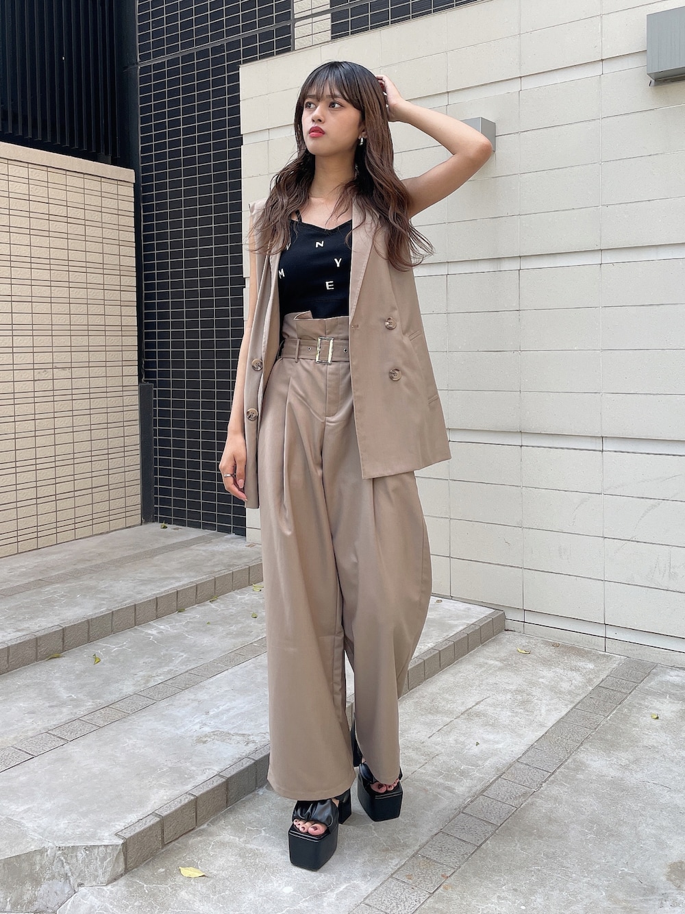 ベージュ系のその他パンツ、ブラック系のサンダル、ベージュ系のベストを着用したレディースの春コーディネートの1枚目の写真