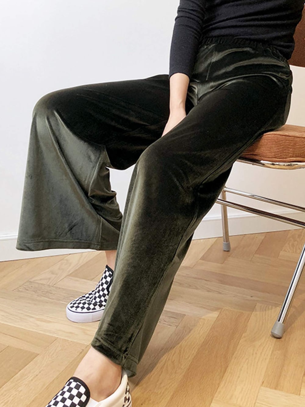 グリーン系のその他パンツ、その他のその他を着用したレディースの冬コーディネートの1枚目の写真