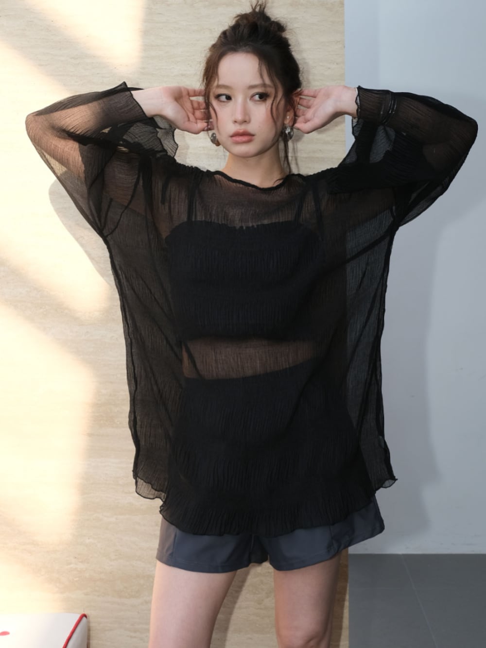 「春色、モノトーン、アウトドアスタイル、シアートップス、ショートパンツ、韓国ファッション、春服コーデ、パンツコーデ、ゆるシルエット、ラクチンコーデ、大人カジュアルコーデ、レディースファッション、大人女子、オトナ女子、OSYAREVO」｜「OSYAREVOの【公式】インスタグラム（その他、その他）」を使った、OSYAREVOさん（レディース・167cm）の春コーディネートの1枚目の写真
