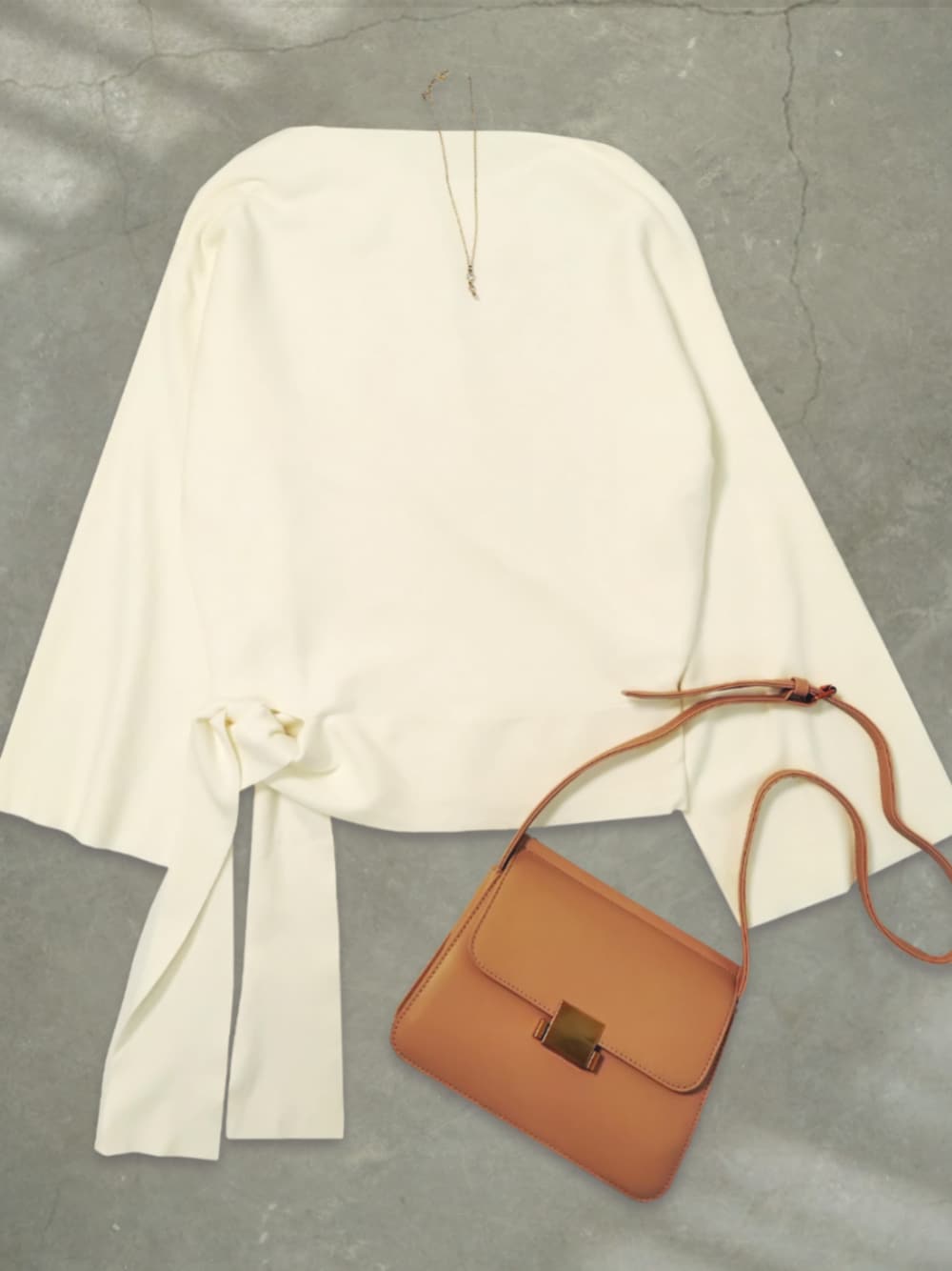 ホワイト系のニット/セーター、その他のその他を着用したレディースの秋コーディネートの1枚目の写真