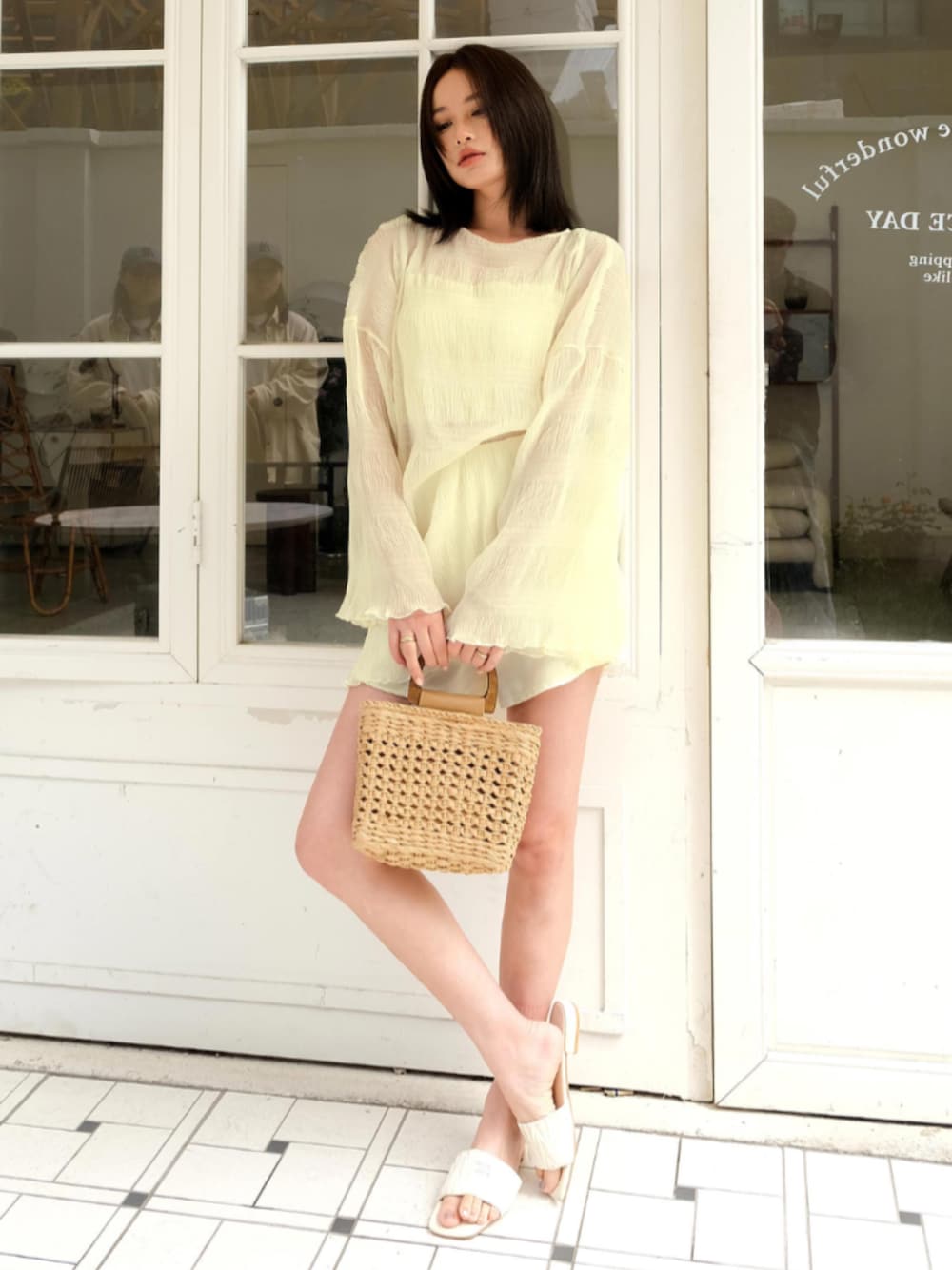 ホワイト系の水着、その他のその他を着用したレディースの夏コーディネートの1枚目の写真