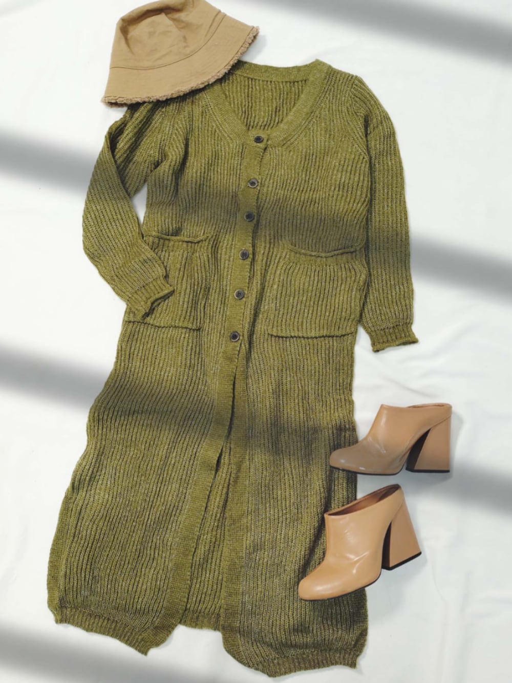 グリーン系のカーディガン/ボレロ、その他のその他を着用したレディースの秋コーディネートの1枚目の写真