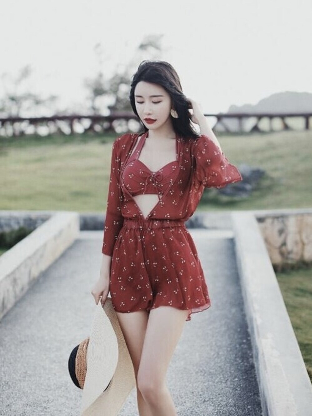 レッド系の水着、その他のその他を着用したレディースの夏コーディネートの1枚目の写真