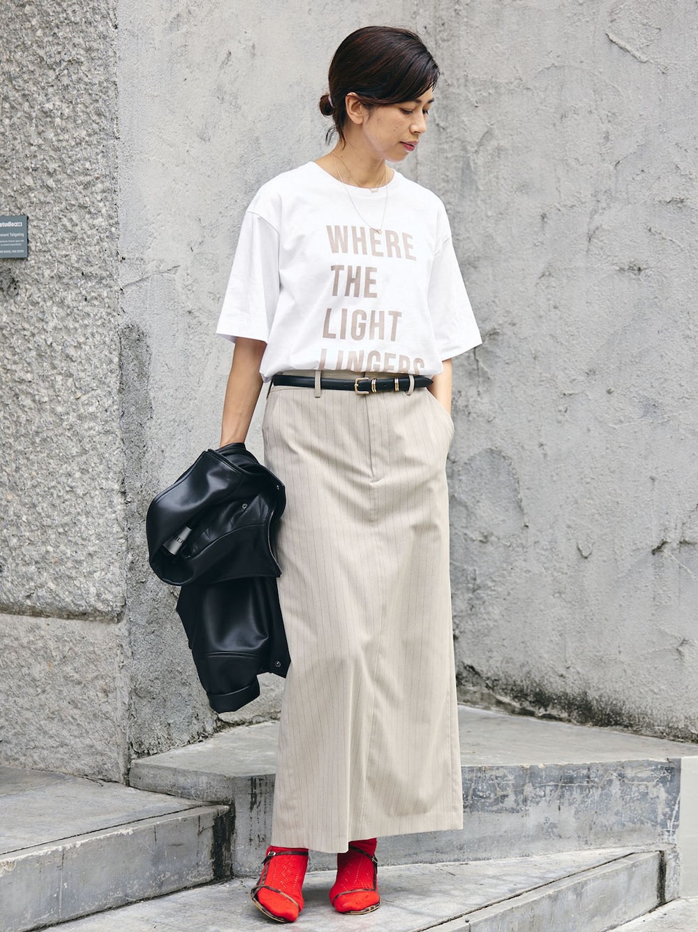 ベージュ系のスカート、ホワイト系のTシャツ/カットソーを着用したレディースの夏コーディネートの1枚目の写真