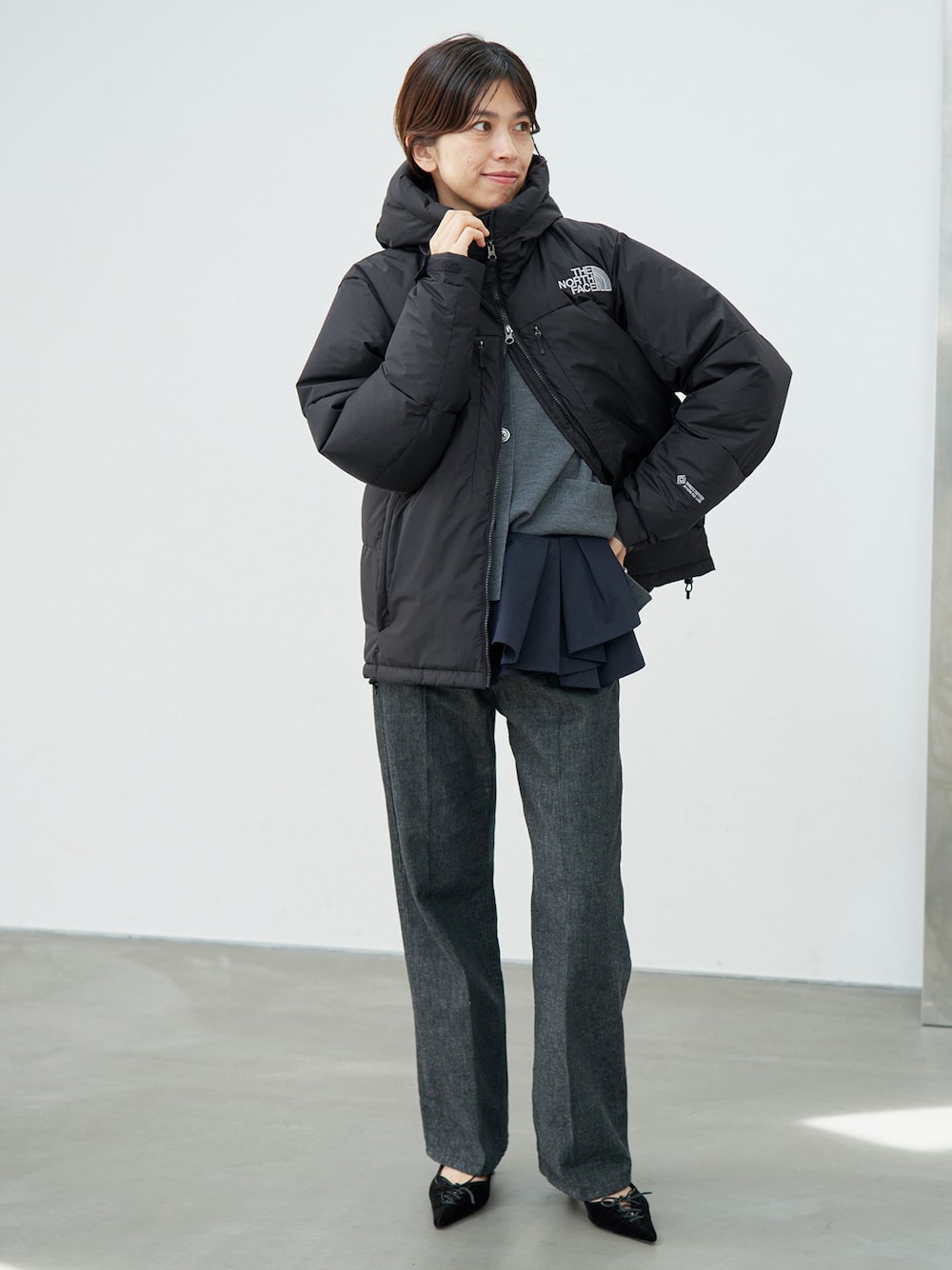 ブラック系のその他アウター、ブラック系のデニムパンツ、グレー系のカーディガン/ボレロを着用したレディースの秋コーディネートの1枚目の写真