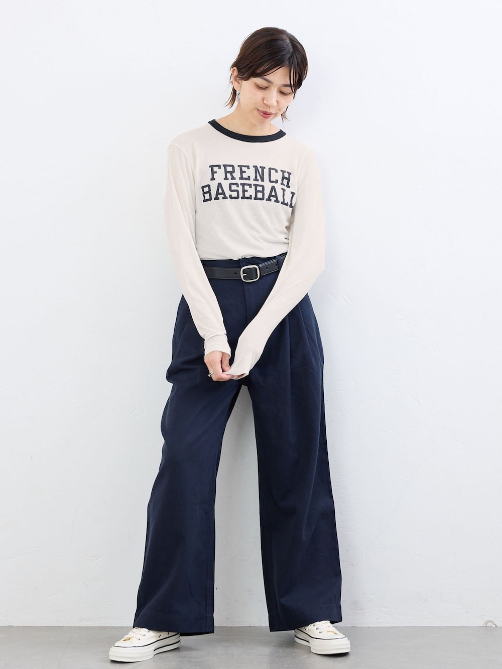 ブルー系のチノパンツ、ホワイト系のTシャツ/カットソー、ブラック系のベルトを着用したレディースの夏コーディネートの1枚目の写真