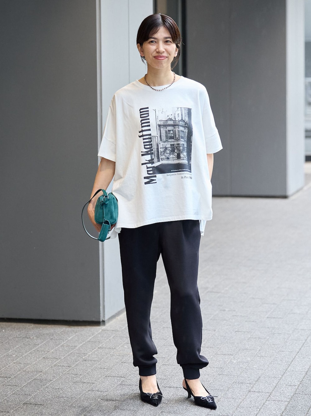 ブラック系のスウェットパンツ、ホワイト系のTシャツ/カットソーを着用したレディースの夏コーディネートの1枚目の写真