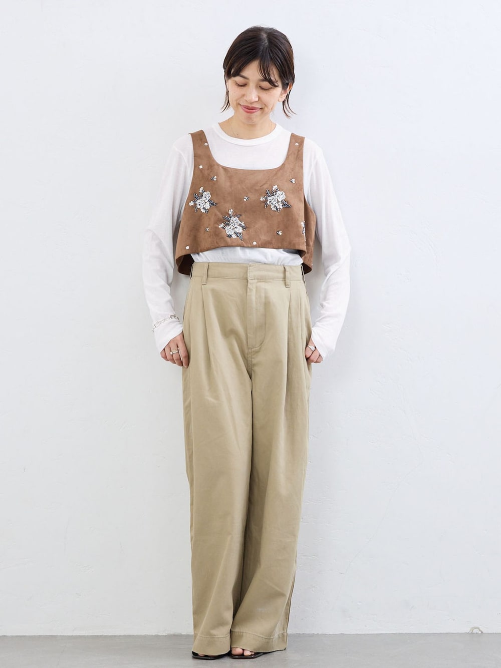 ベージュ系のチノパンツ、イエロー系のシャツ/ブラウス、ホワイト系のTシャツ/カットソーを着用したレディースの夏コーディネートの1枚目の写真