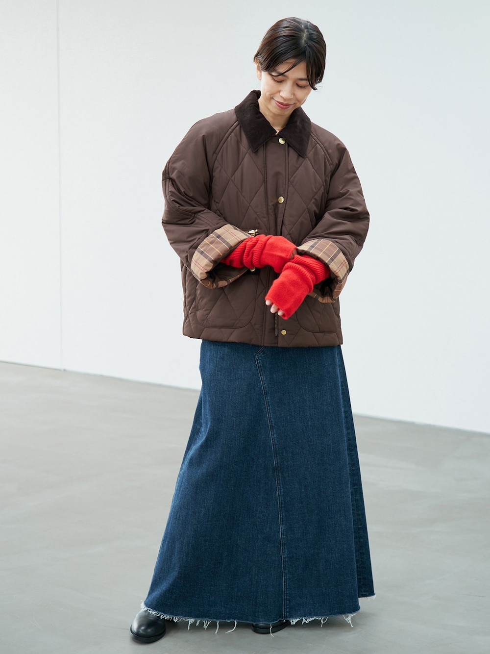 ブラウン系のその他アウター、ブルー系のデニムスカートを着用したレディースの夏コーディネートの1枚目の写真