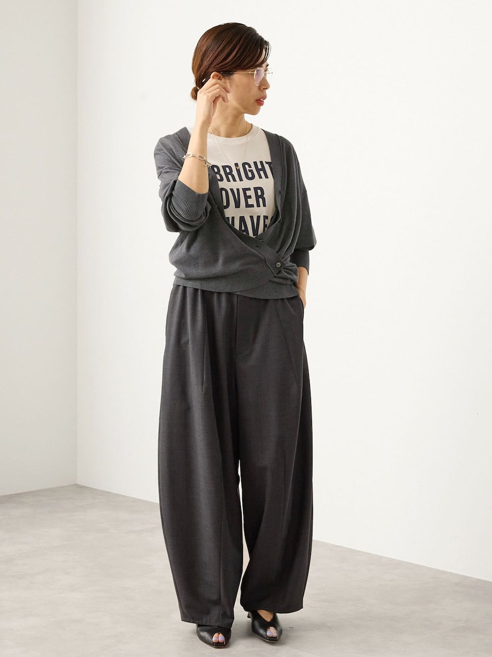 グレー系のその他パンツ、グレー系のTシャツ/カットソー、グレー系のカーディガン/ボレロを着用したレディースの夏コーディネートの1枚目の写真