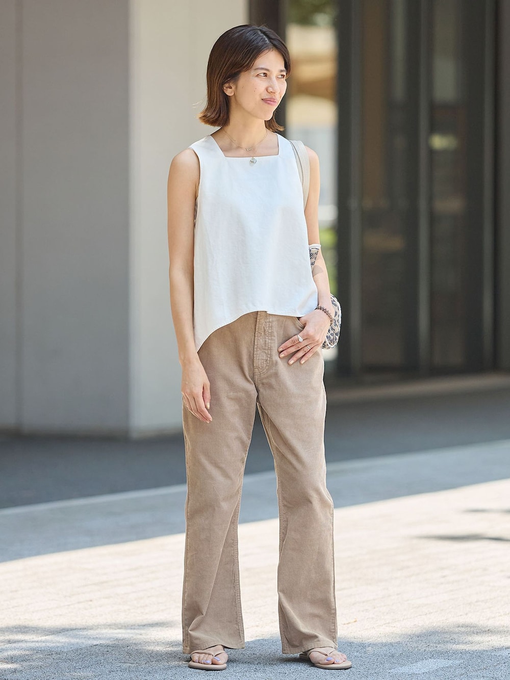 ベージュ系のその他パンツ、ブラウン系のトートバッグ、ベージュ系のサンダルを着用したレディースの夏コーディネートの1枚目の写真