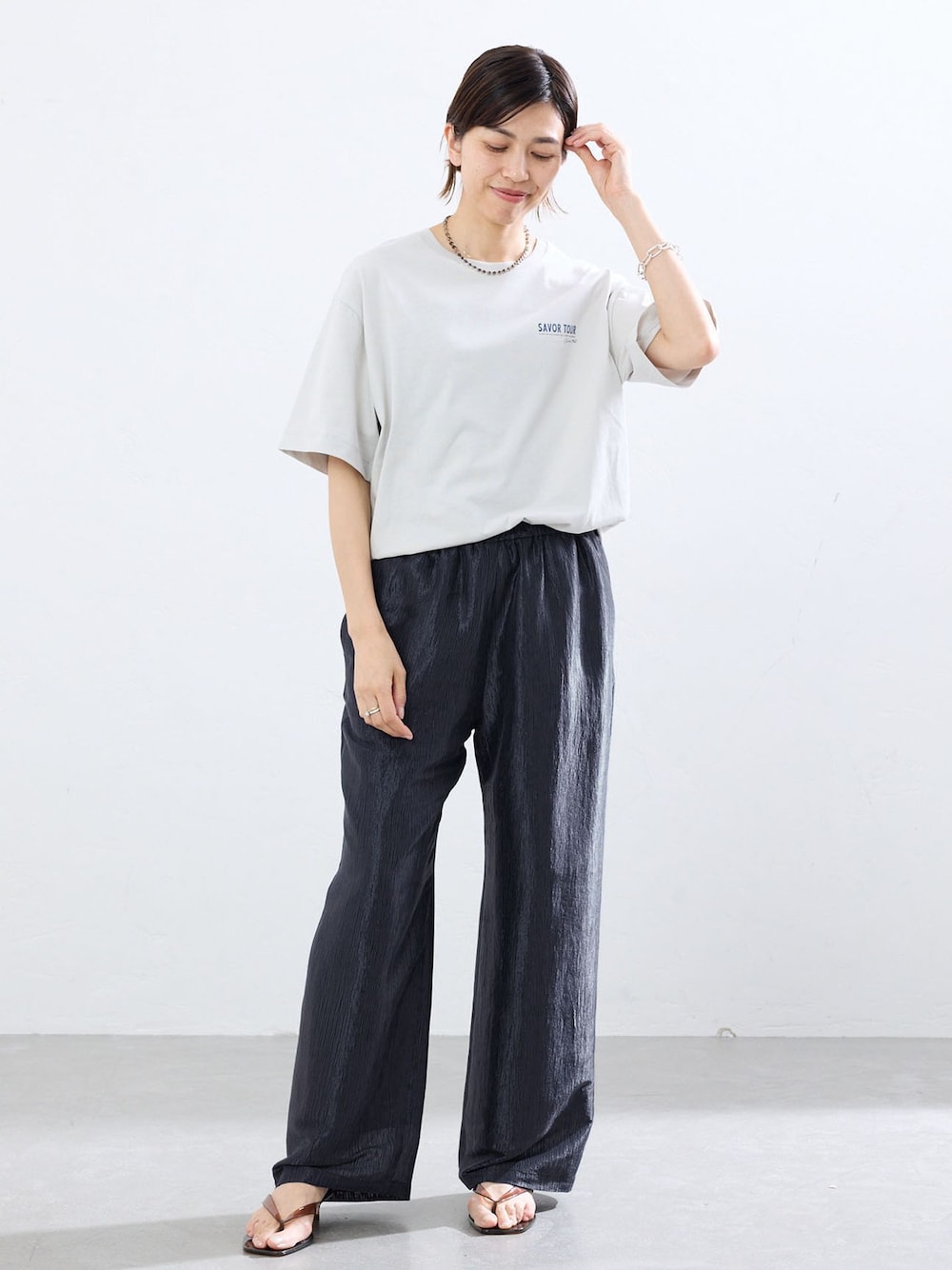 ブルー系のその他パンツ、グレー系のTシャツ/カットソー、ブラウン系のサンダルを着用したレディースの夏コーディネートの1枚目の写真