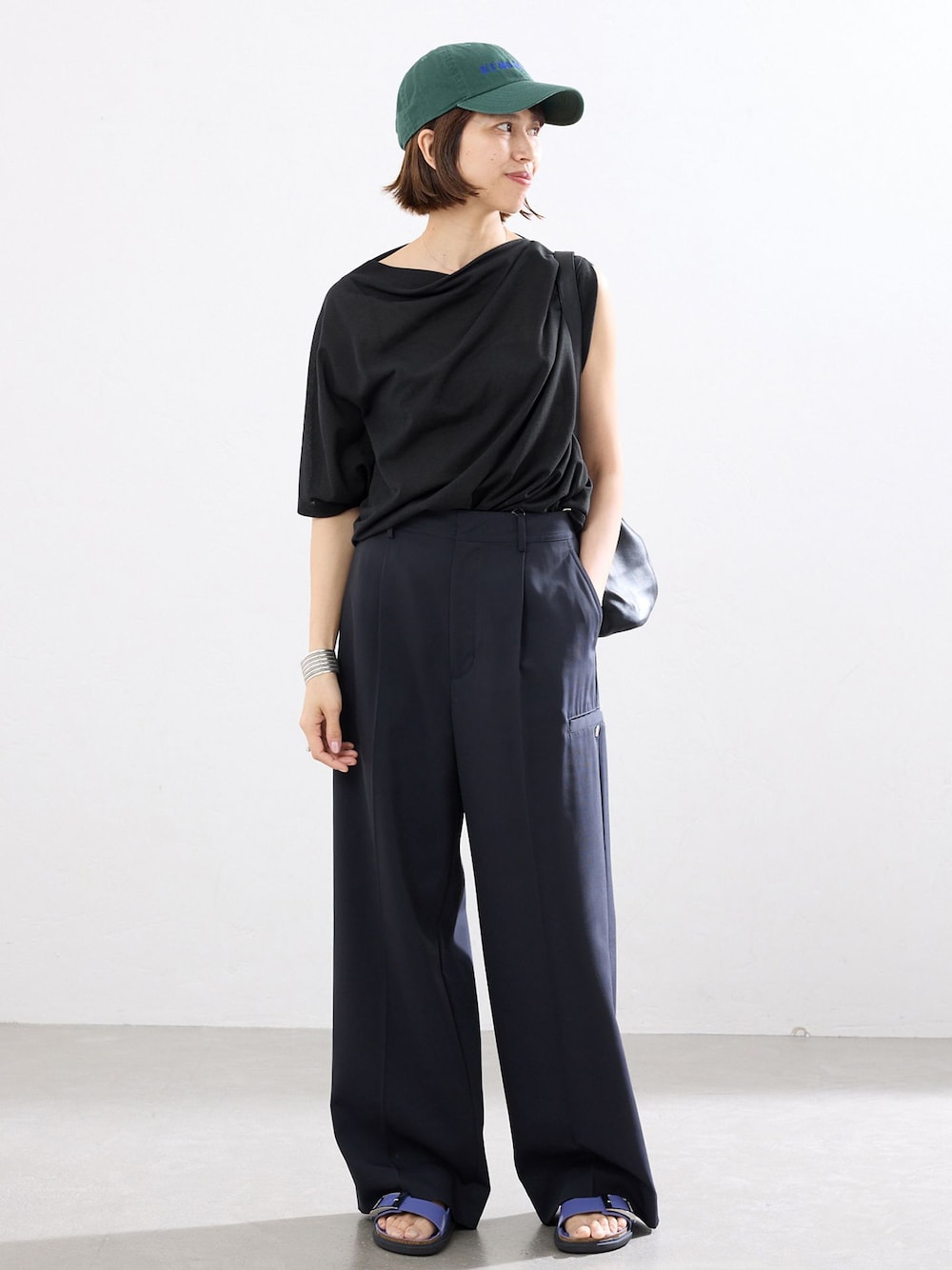 パープル系のサンダル、ブルー系のスラックス、グレー系のTシャツ/カットソーを着用したレディースの春コーディネートの1枚目の写真