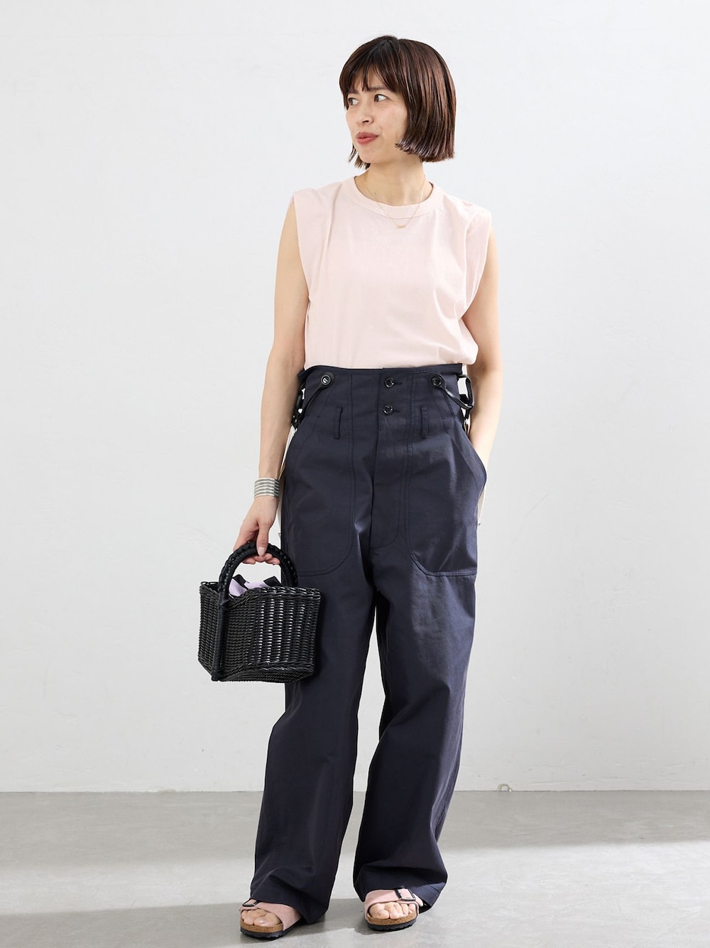ブルー系のその他パンツ、ピンク系のTシャツ/カットソー、ブラック系のハンドバッグを着用したレディースの春コーディネートの1枚目の写真