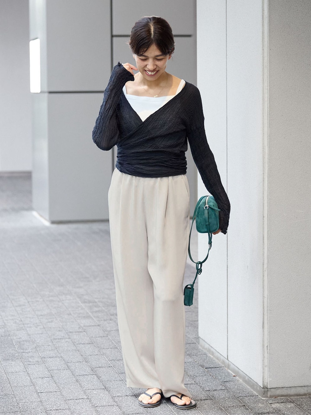 ベージュ系のその他パンツ、ブラック系のシャツ/ブラウス、ブラック系のサンダルを着用したレディースの夏コーディネートの1枚目の写真