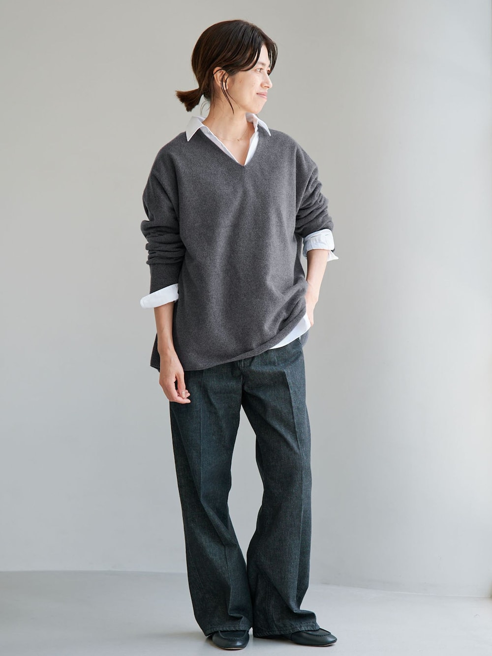 ブルー系のデニムパンツ、グレー系のニット/セーター、ブラック系のローファーを着用したレディースの夏コーディネートの1枚目の写真