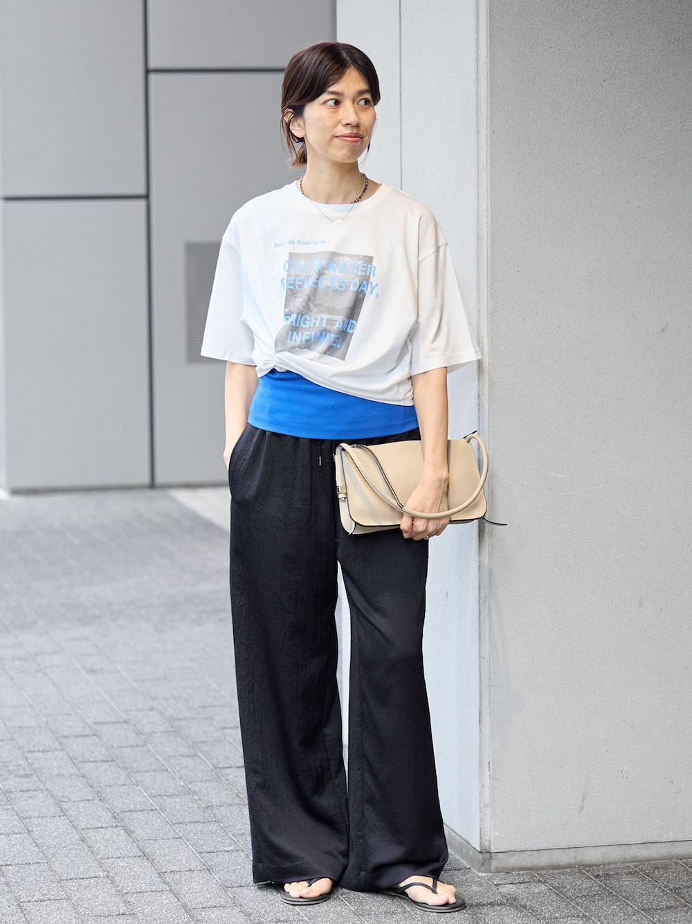 ブルー系のその他パンツ、ブルー系のTシャツ/カットソー、ブルー系のTシャツ/カットソーを着用したレディースの夏コーディネートの1枚目の写真
