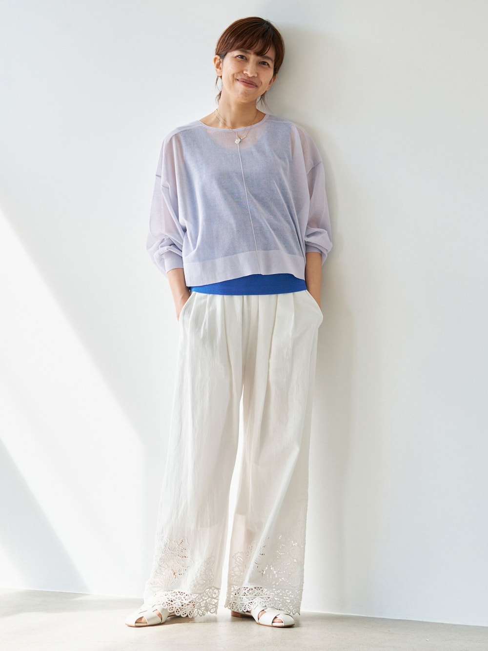 ホワイト系のその他パンツ、ブルー系のTシャツ/カットソー、パープル系のカーディガン/ボレロを着用したレディースの春コーディネートの1枚目の写真