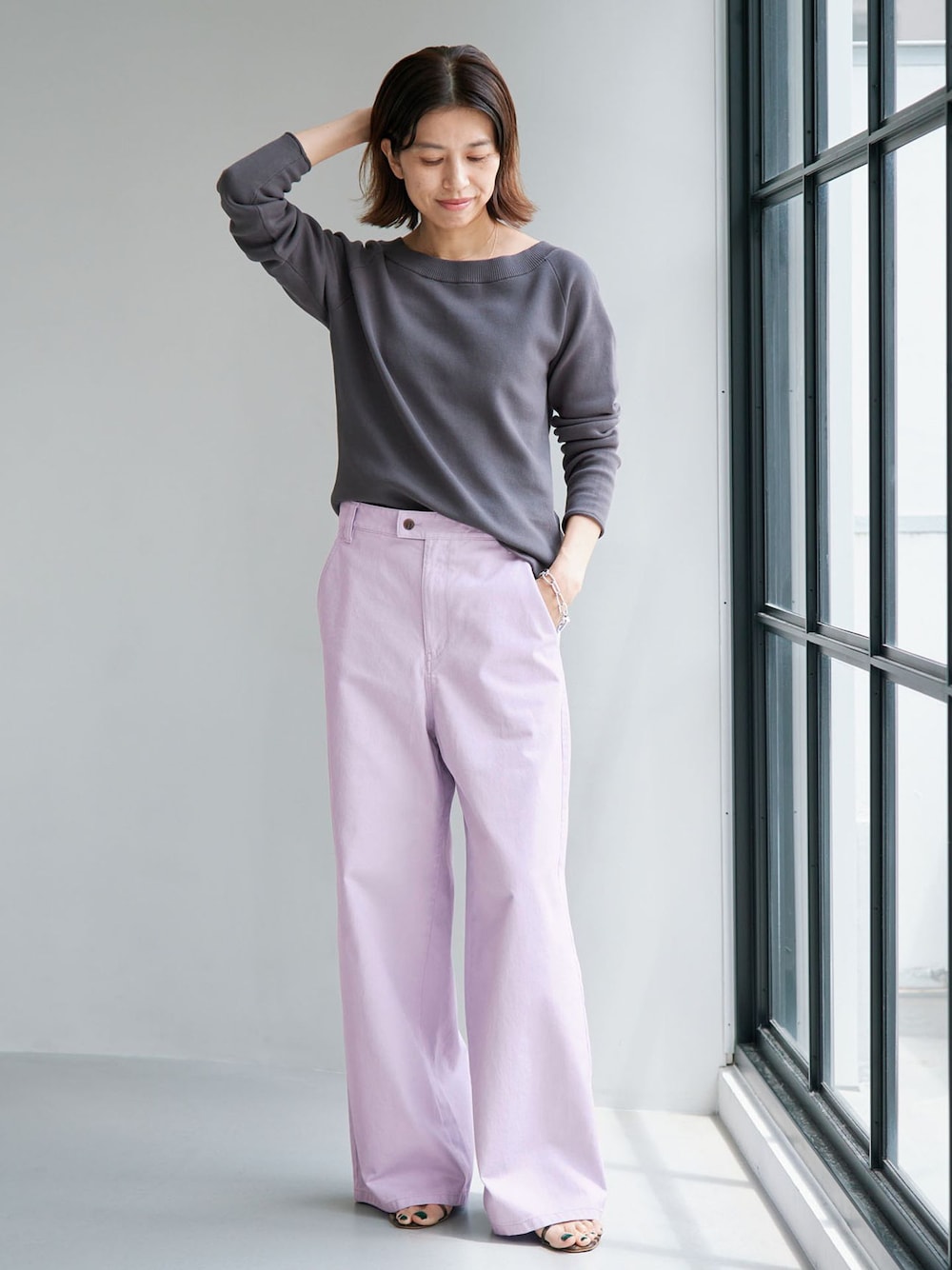 パープル系のその他パンツ、グレー系のニット/セーターを着用したレディースの夏コーディネートの1枚目の写真