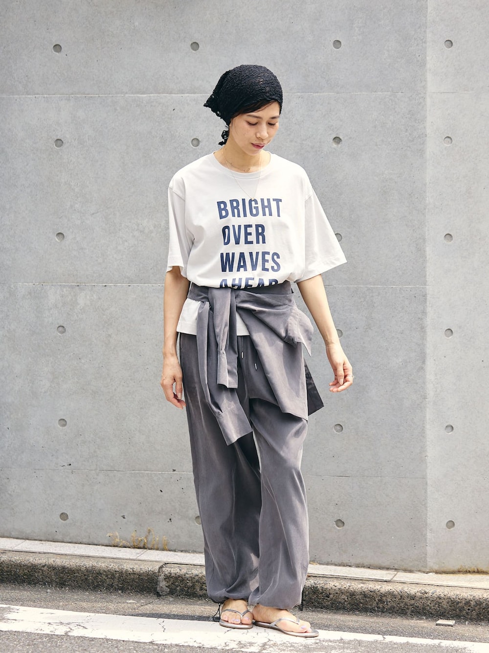 グレー系のその他パンツ、グレー系のシャツ/ブラウス、シルバー系のサンダルを着用したレディースの夏コーディネートの1枚目の写真