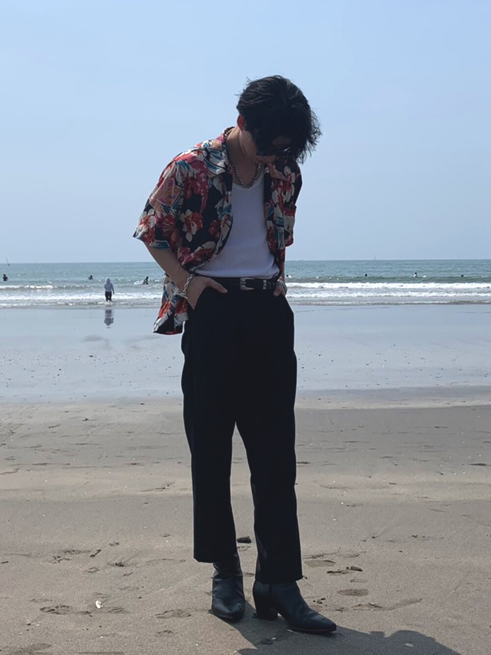 「シンプルコーデ、夏コーデ、アロハシャツ、海コーデ、サンローランパリ、セリーヌ」｜「SAINT LAURENT PARISのアイテム（シャツ/ブラウス、レッド系）」を使った、takatoさん（メンズ・176cm）の秋コーディネートの1枚目の写真