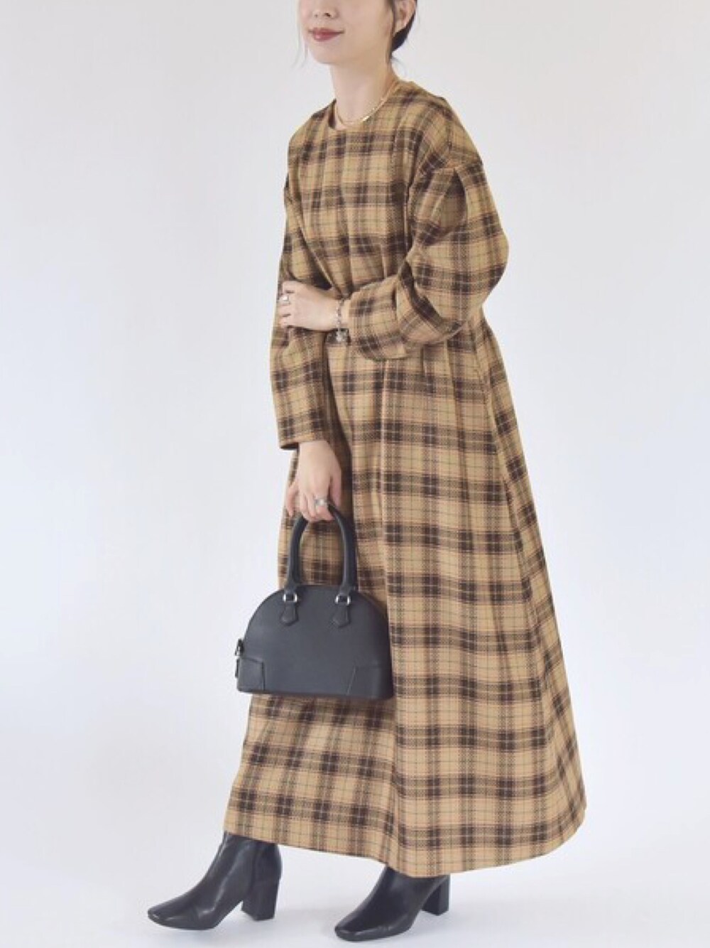 「ファッションを楽しもう、シンプルスタイル、秋服コーデ、着回しコーデ、おでかけコーデ、きれいめコーディネート、チェック、チェック柄に恋してる、ワンピース、ワントーンコーデ、チェックワンピース、ショートブーツ、カジュアルコーデ、大人カジュアル」｜「quarancielのquaranciel: ワイド ショルダー 2way ボストン バッグ（ショルダーバッグ、ブラック系）」を使った、naoさん（レディース・156cm）の秋コーディネートの1枚目の写真
