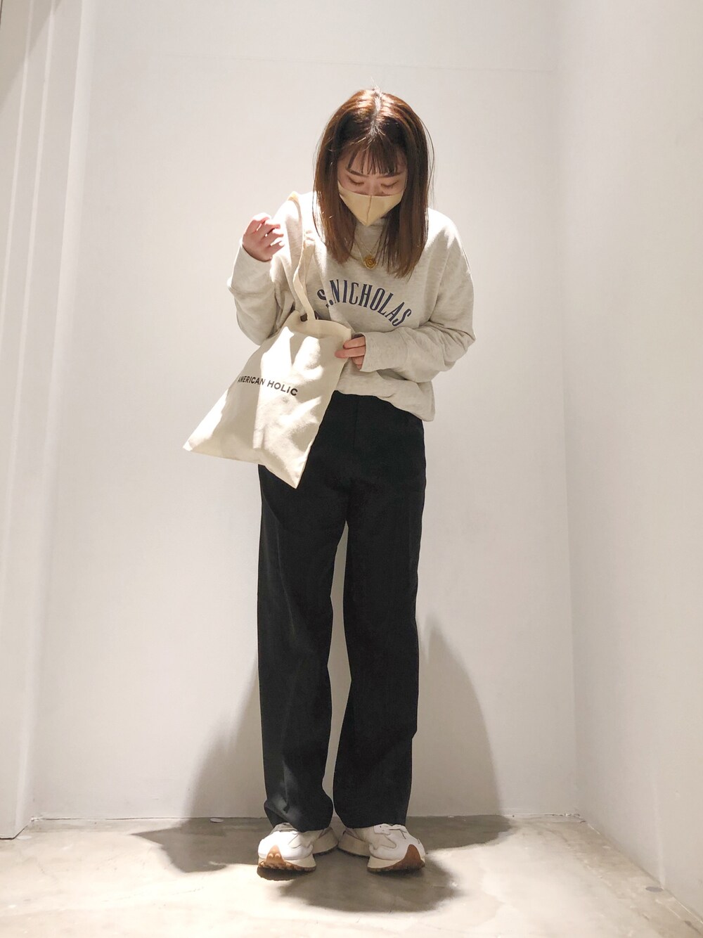 3yuさんの「カレッジロゴ裏毛プルオーバー（AMERICAN HOLIC）」を使ったコーディネートの1枚目の写真