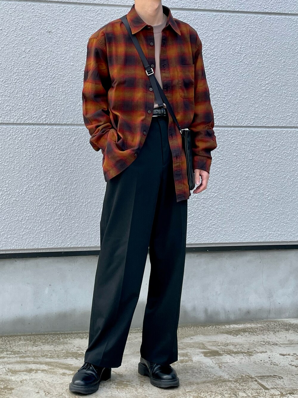 「秋コーデ、カジュアルコーデ、チェック、チェックシャツ、ユニクロ、ワイドスラックス、ワイドパンツ、タックイン、UNIQLO」｜「UNIQLOのアイテム（パンツ、ブラック系）」を使った、noriさん（メンズ・167cm）の秋コーディネートの1枚目の写真