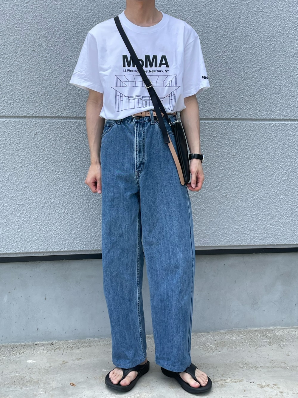 「夏コーデ、タックイン、ユニクロ、ワイドデニム、サンダル、oofos、シンプルスタイル、白Tシャツ」｜「UNIQLOのアイテム（Tシャツ/カットソー、ホワイト系）」を使った、noriさん（メンズ・167cm）の夏コーディネートの1枚目の写真