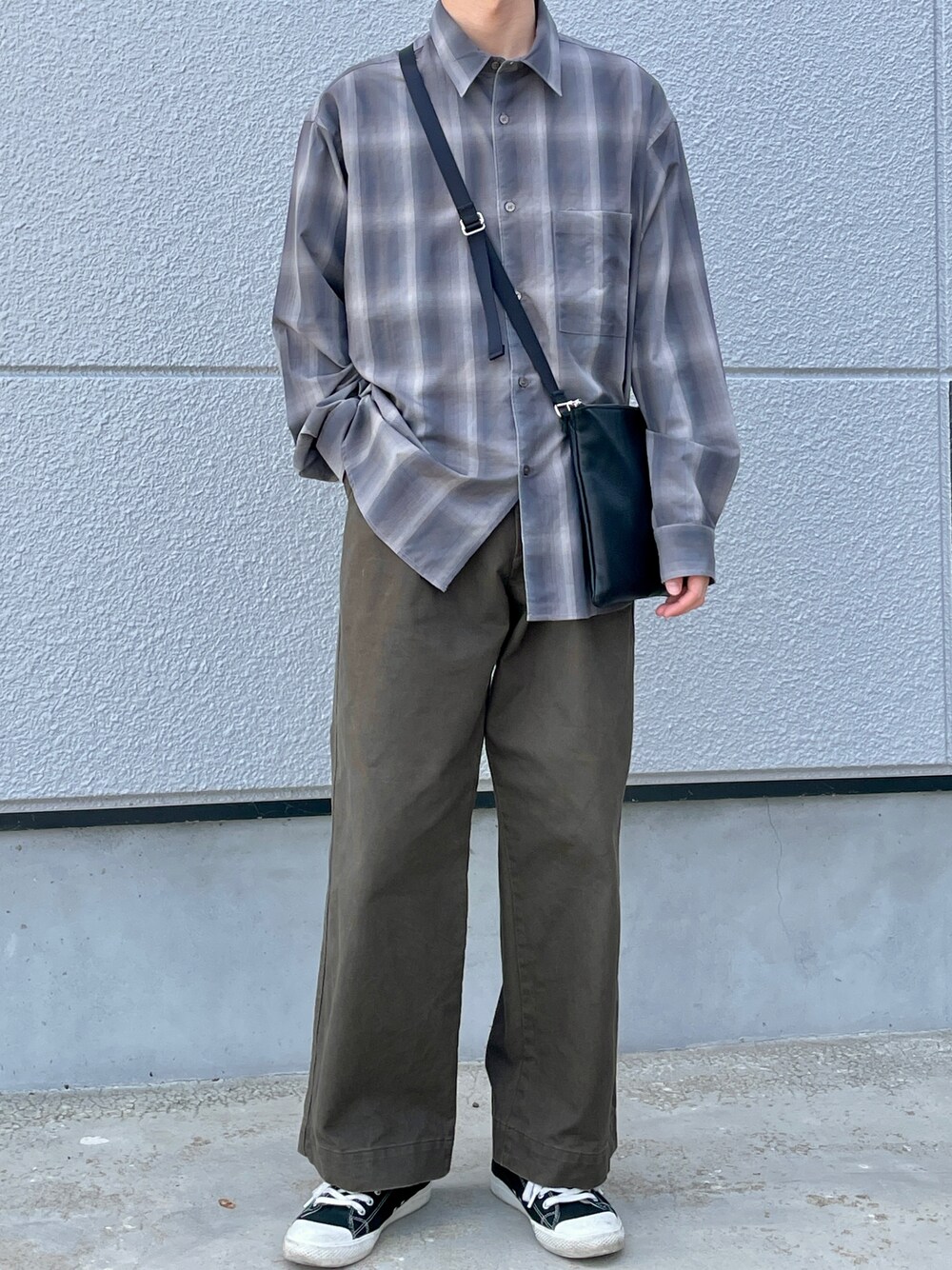 「大人カジュアル、チェックシャツ、カーゴパンツ、シンプルコーデ」｜「WYM LIDNMのOMBRE CHECK LOOSE SHIRT（シャツ/ブラウス、ブラウン系）」を使った、noriさん（メンズ・167cm）の冬コーディネートの1枚目の写真