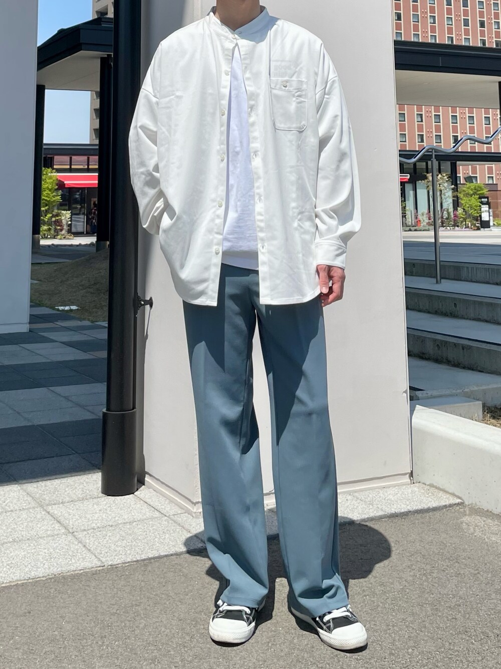 「ごきげんウィーク、休日コーデ、シンプル、オトナカジュアル、春コーデ、白Tシャツ、白シャツ、カラーパンツ、スラックス」｜「GUのアイテム（スラックス、ブルー系）」を使った、noriさん（メンズ・167cm）の春コーディネートの1枚目の写真
