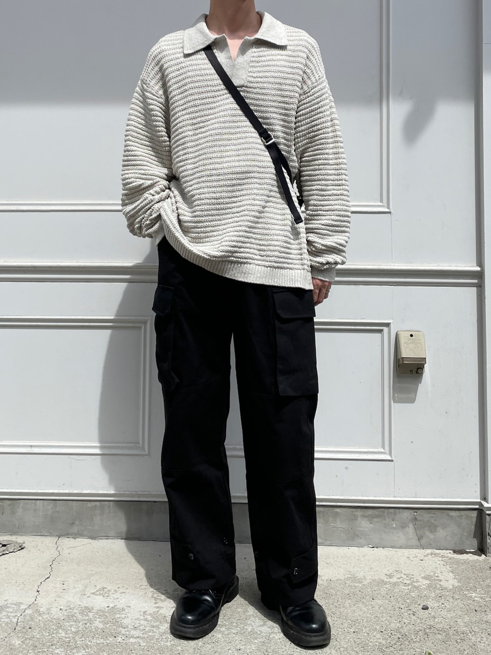 「春コーデ、シンプルコーデ、モノトーン、スキッパーシャツ、ポロシャツ、カーゴパンツ、カジュアル」｜「BlemeのM-47 ミリタリー ワイドストレート カーゴパンツ（カーゴパンツ、ブラック系）」を使った、noriさん（メンズ・167cm）の春コーディネートの1枚目の写真