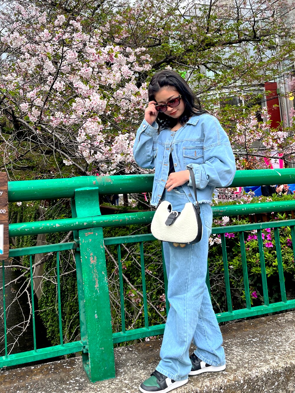 「Levi'sのアイテム（デニムパンツ、ブルー系）」を使った、manyoさん（レディース・152cm）の春コーディネートの1枚目の写真