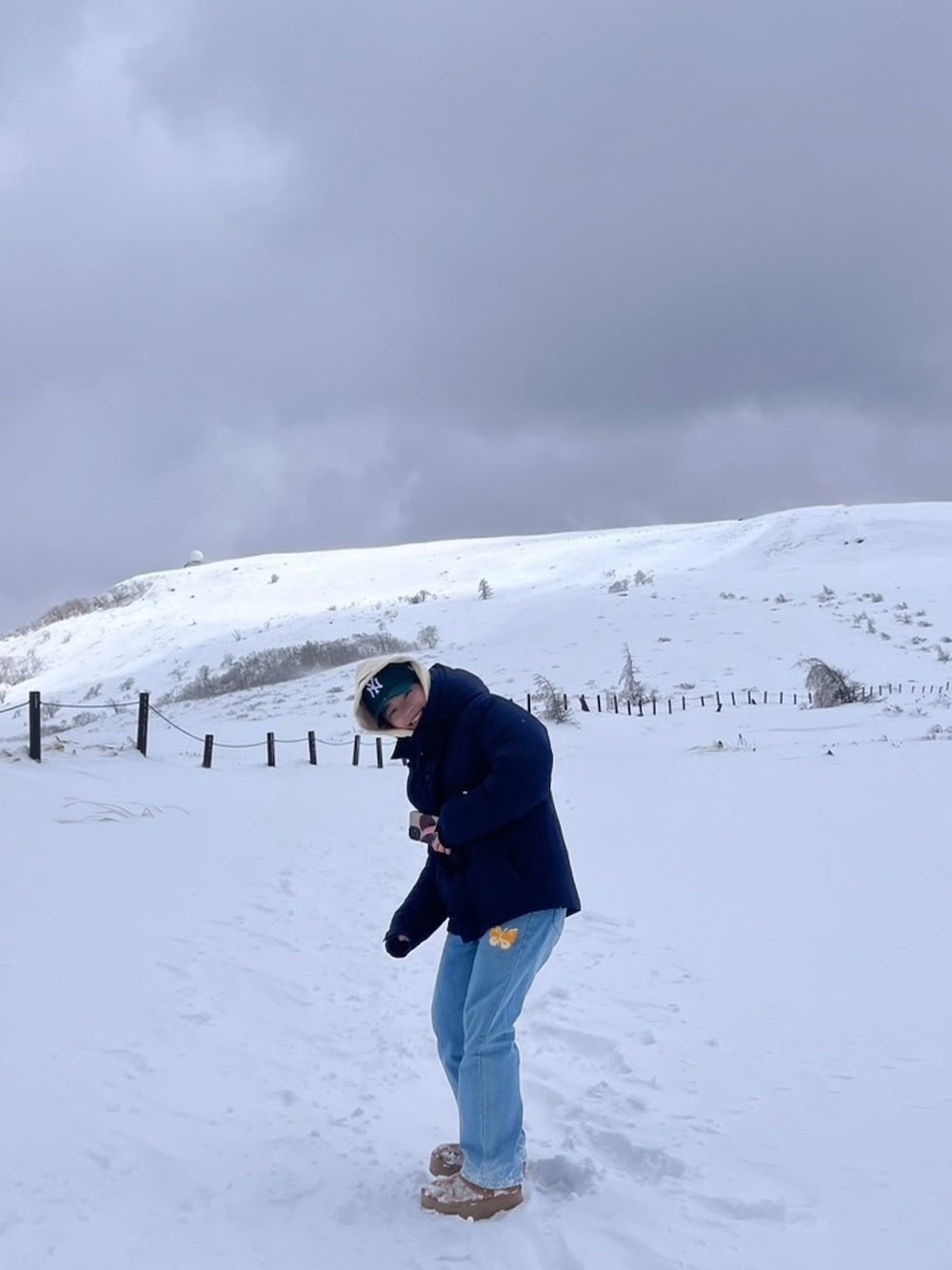「UGGのUGG W CLASSIC ULTRA MINI PLATFORM / アグ クラッシック ウルトラ ミニ プラットフォーム（ブーツ、ブラウン系）」を使った、manyoさん（レディース・152cm）の春コーディネートの1枚目の写真