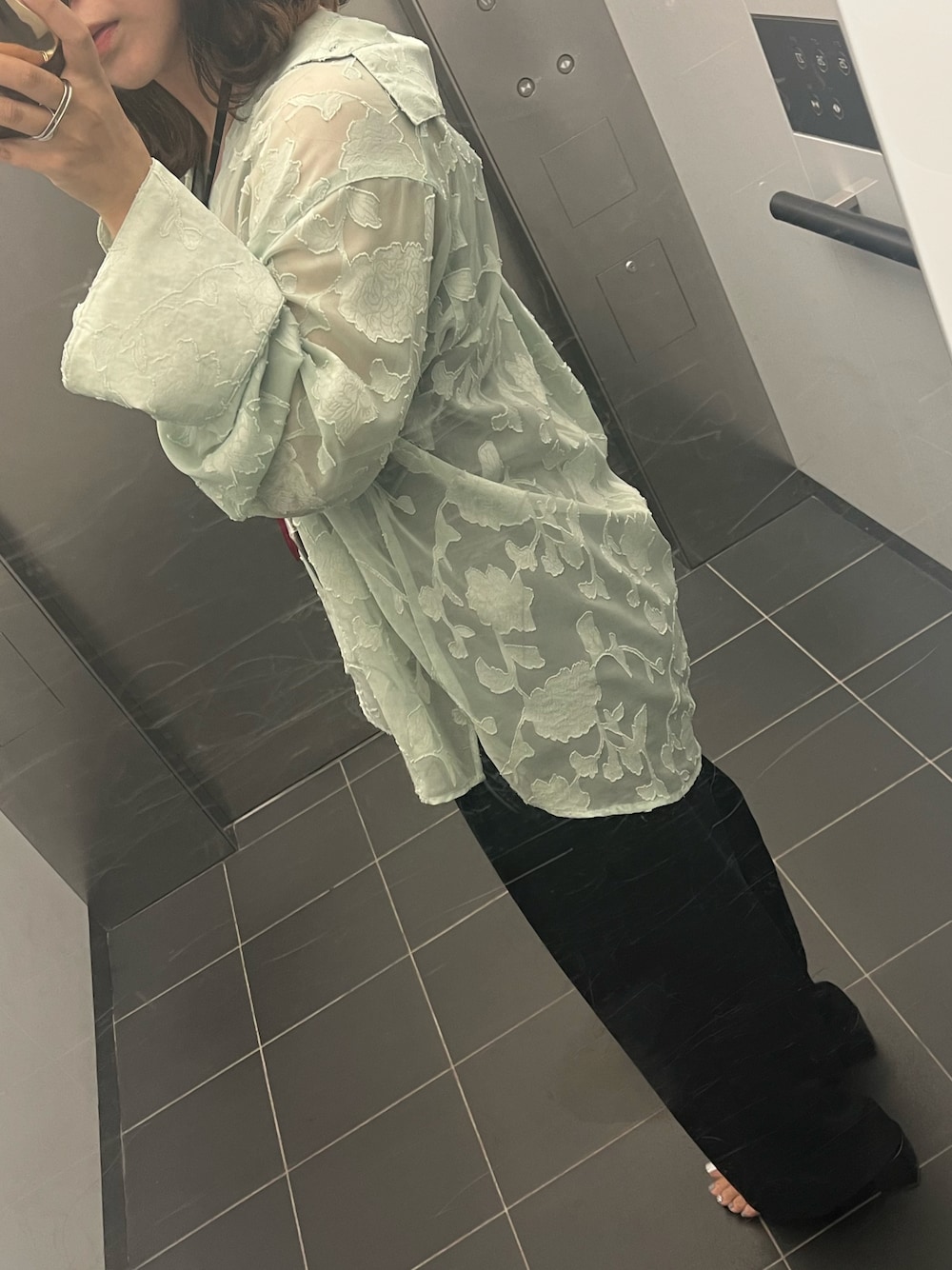 「オトナ女子、ゆるコーデ、ootd、シアーシャツ、ジャガード柄」｜「Babのシアーフラワージャガードビックシャツ（シャツ/ブラウス、グリーン系）」を使った、mariさん（レディース・160cm）の秋コーディネートの1枚目の写真