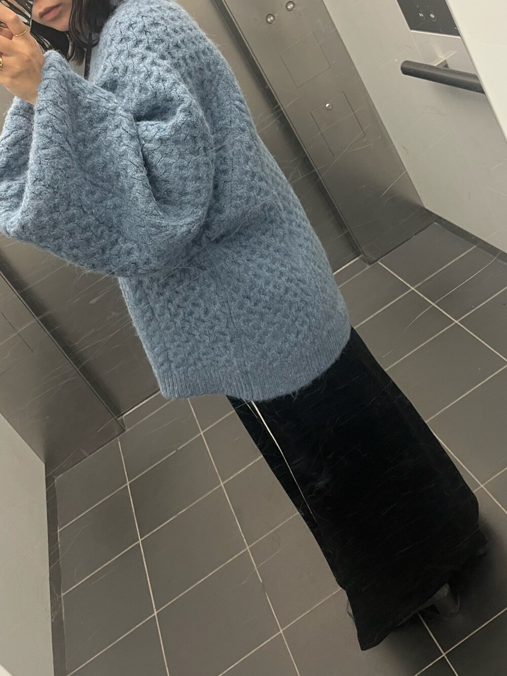 「あったかコーデ、大人可愛い、楽チンコーデ、キレイめコーデ、秋冬、ビッグシルエット、ボリューム袖、ロングスカート」｜「select MOCA by sonのオーバーサイズハニカムニット（ニット/セーター、ブルー系）」を使った、mariさん（レディース・160cm）の冬コーディネートの1枚目の写真