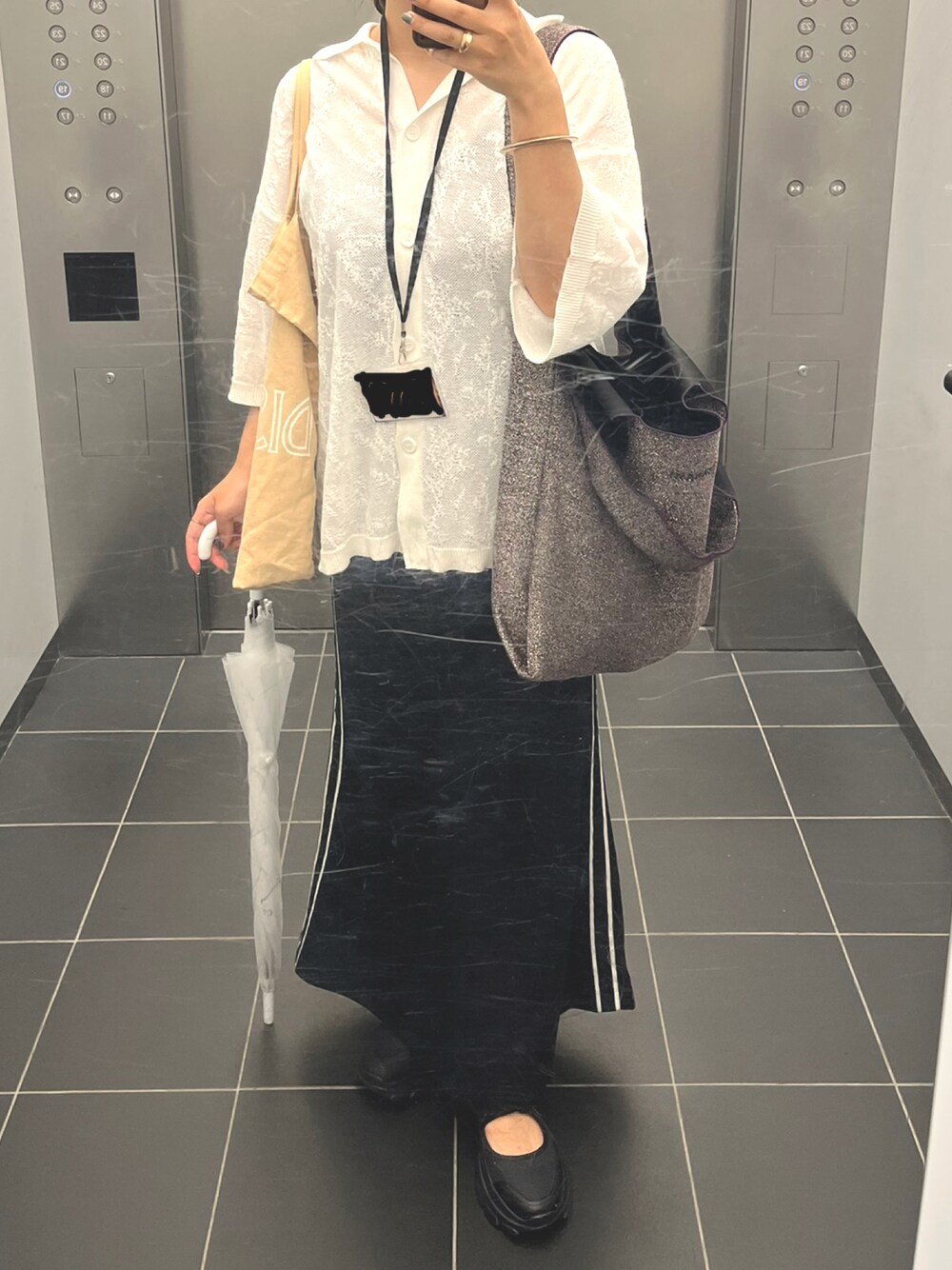 「ラクチンコーデ、ジャージスカート、カーディガン、スポーツミックス」｜「JEANASISのシアーレースジャガードシャツカーディガン/906113（カーディガン/ボレロ、ホワイト系）」を使った、mariさん（レディース・160cm）の秋コーディネートの1枚目の写真