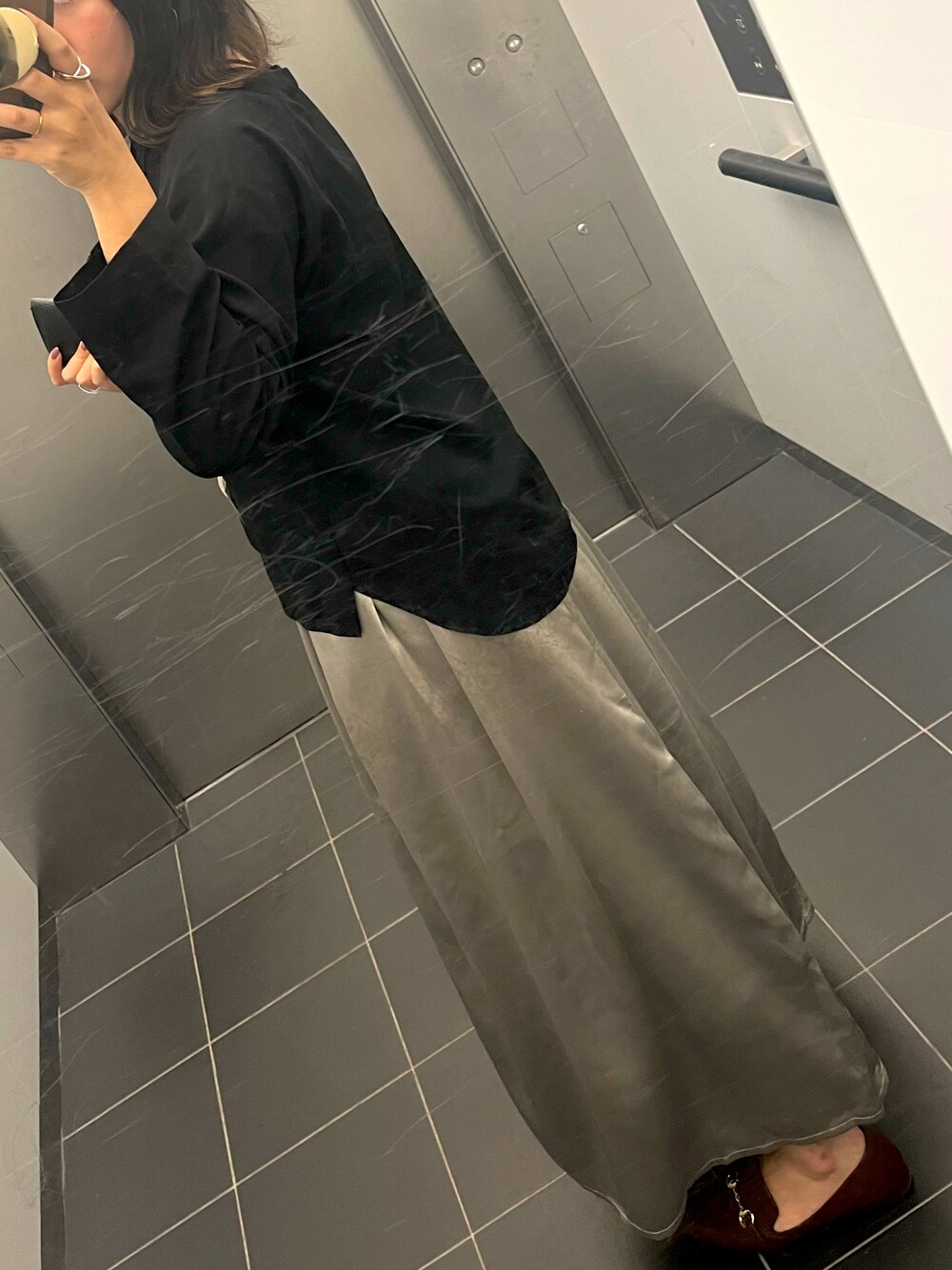 「秋、フレアスカート、サテンスカート、シルバー、モノトーン」｜「LIVI itのアイテム（シャツ/ブラウス、ブラック系）」を使った、mariさん（レディース・160cm）の秋コーディネートの1枚目の写真
