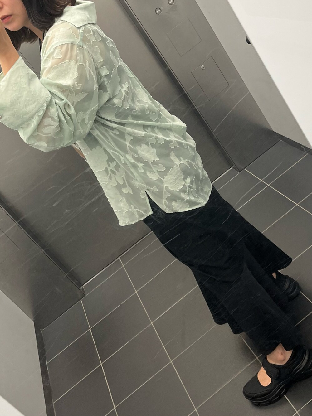 「秋服コーデ、ラクチンコーデ、スポーツミックス」｜「Babのシアーフラワージャガードビックシャツ（シャツ/ブラウス、グリーン系）」を使った、mariさん（レディース・160cm）の秋コーディネートの1枚目の写真