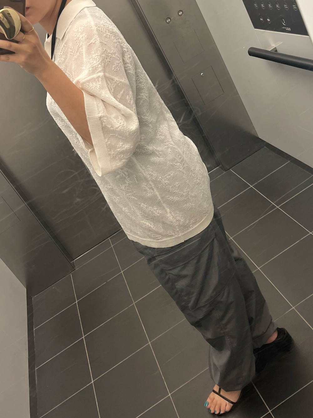 「パラシュートパンツ、レースカーディガン、y2k」｜「GUのアイテム（カーゴパンツ、グレー系）」を使った、mariさん（レディース・160cm）の夏コーディネートの1枚目の写真