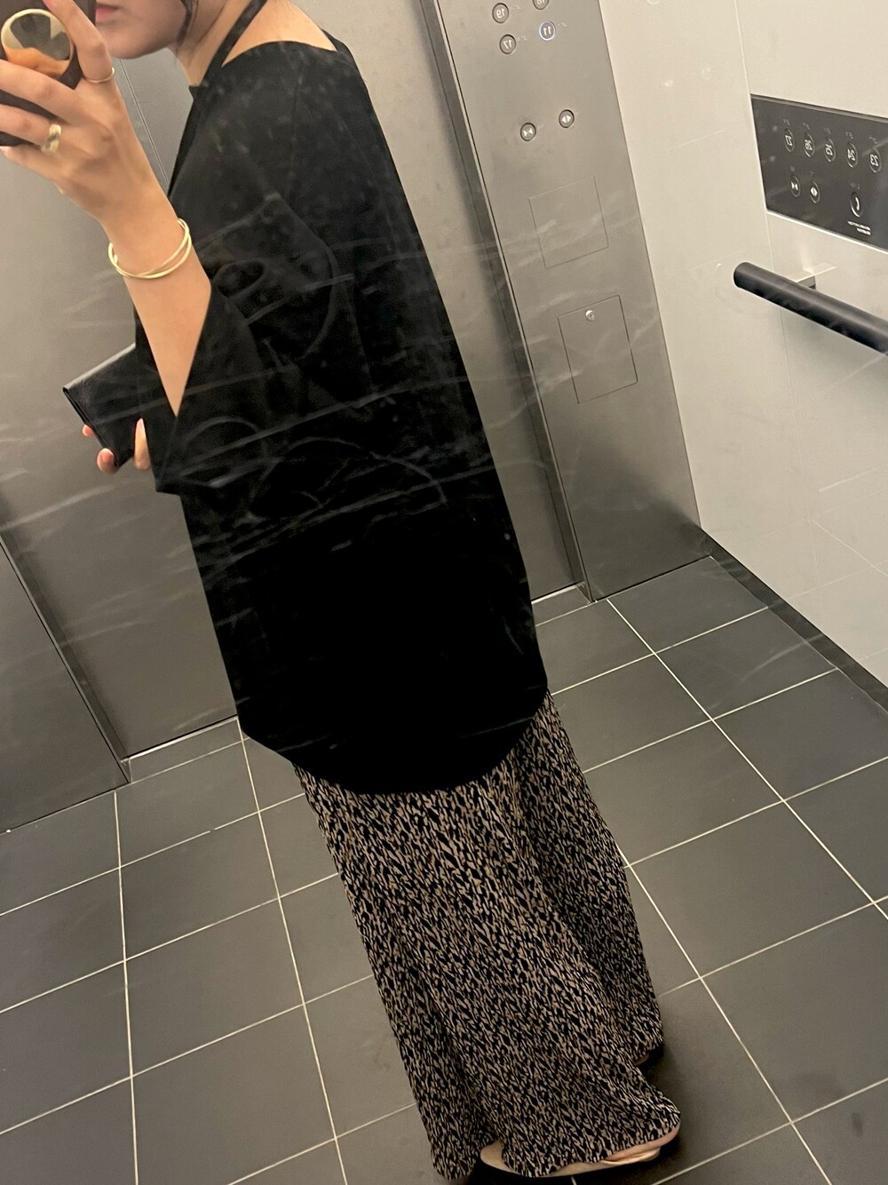 「パンツスタイル、ヨウリュウパンツ、オトナ女子、キレイめカジュアル」｜「HAREの【圧倒的　柔】ドルマンビッグTEE　　ビッグシルエット　Tシャツ　無地（Tシャツ/カットソー、ブラック系）」を使った、mariさん（レディース・160cm）の夏コーディネートの1枚目の写真