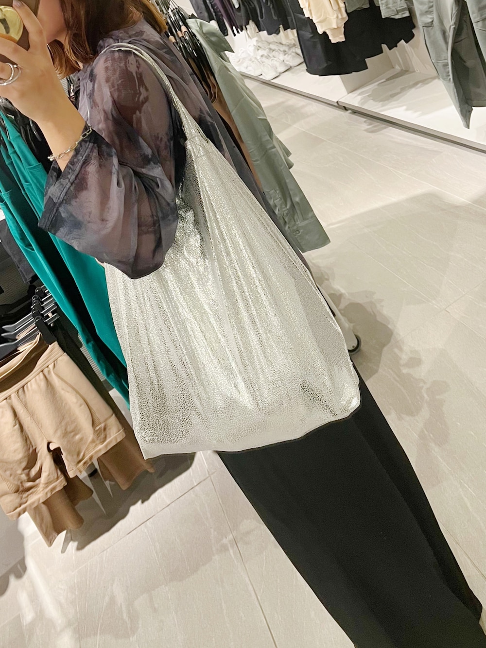 「ライブコーデ、オトナ女子、シアートップス、タイダイ柄、シルバーバッグ」｜「FREAK'S STOREの【限定展開】Bindu/ビンドゥー　ShinyTote/シャイニートートバッグ(メタリックバッグ)（トートバッグ、シルバー系）」を使った、mariさん（レディース・160cm）の秋コーディネートの1枚目の写真