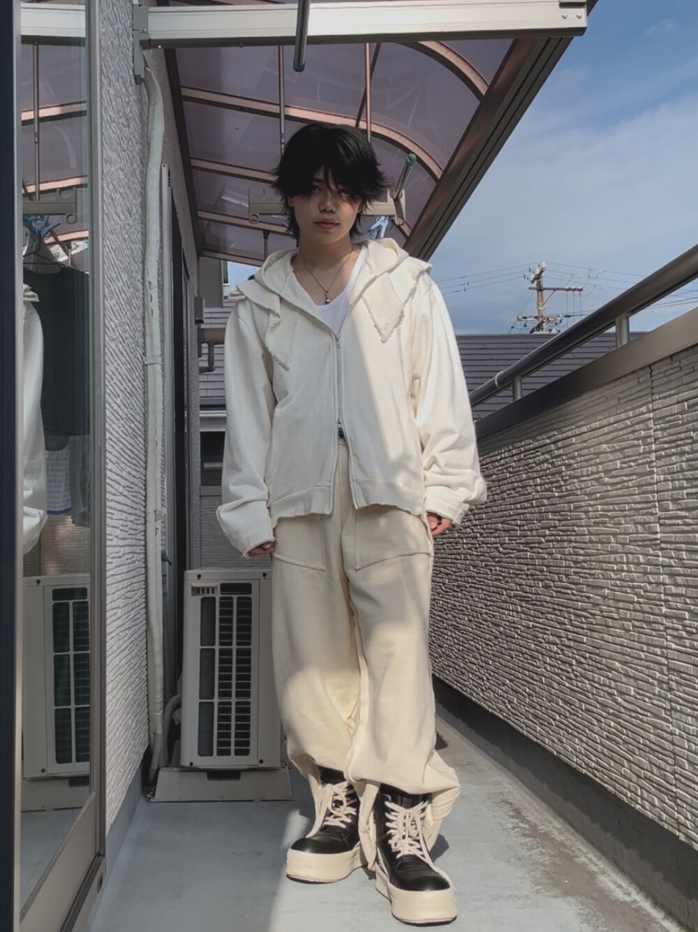 スウェットパンツを使った「白パーカー」の人気ファッション