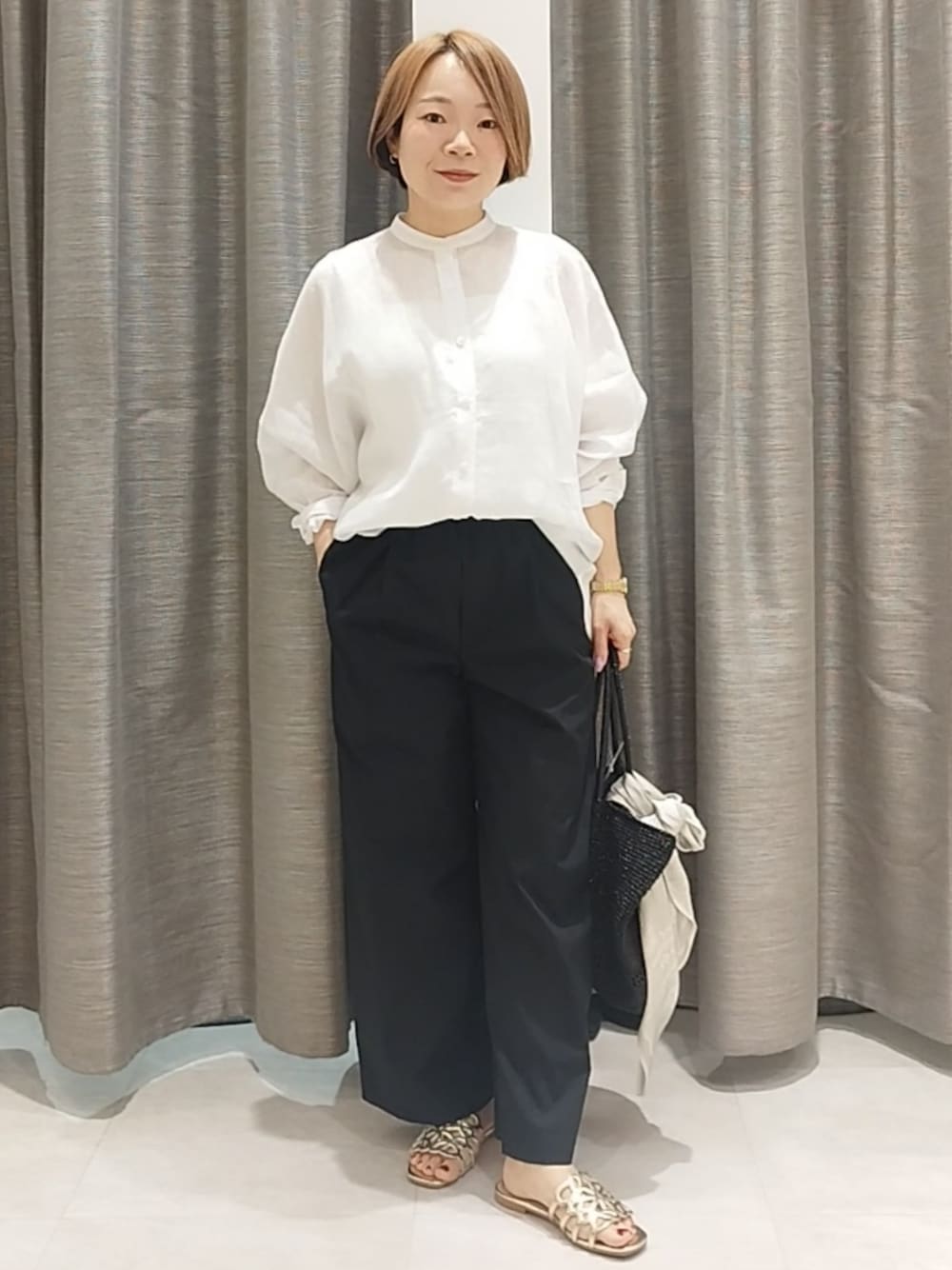 ブラック系のトートバッグ、ブラック系のその他パンツ、グレー系のバンダナ/スカーフを着用したレディースの春コーディネートの1枚目の写真