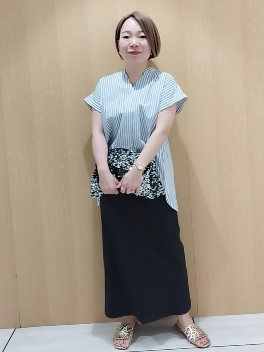 ブルー系のシャツ/ブラウス、ブラック系のタンクトップ、ブラック系のスカートを着用したレディースの夏コーディネートの1枚目の写真